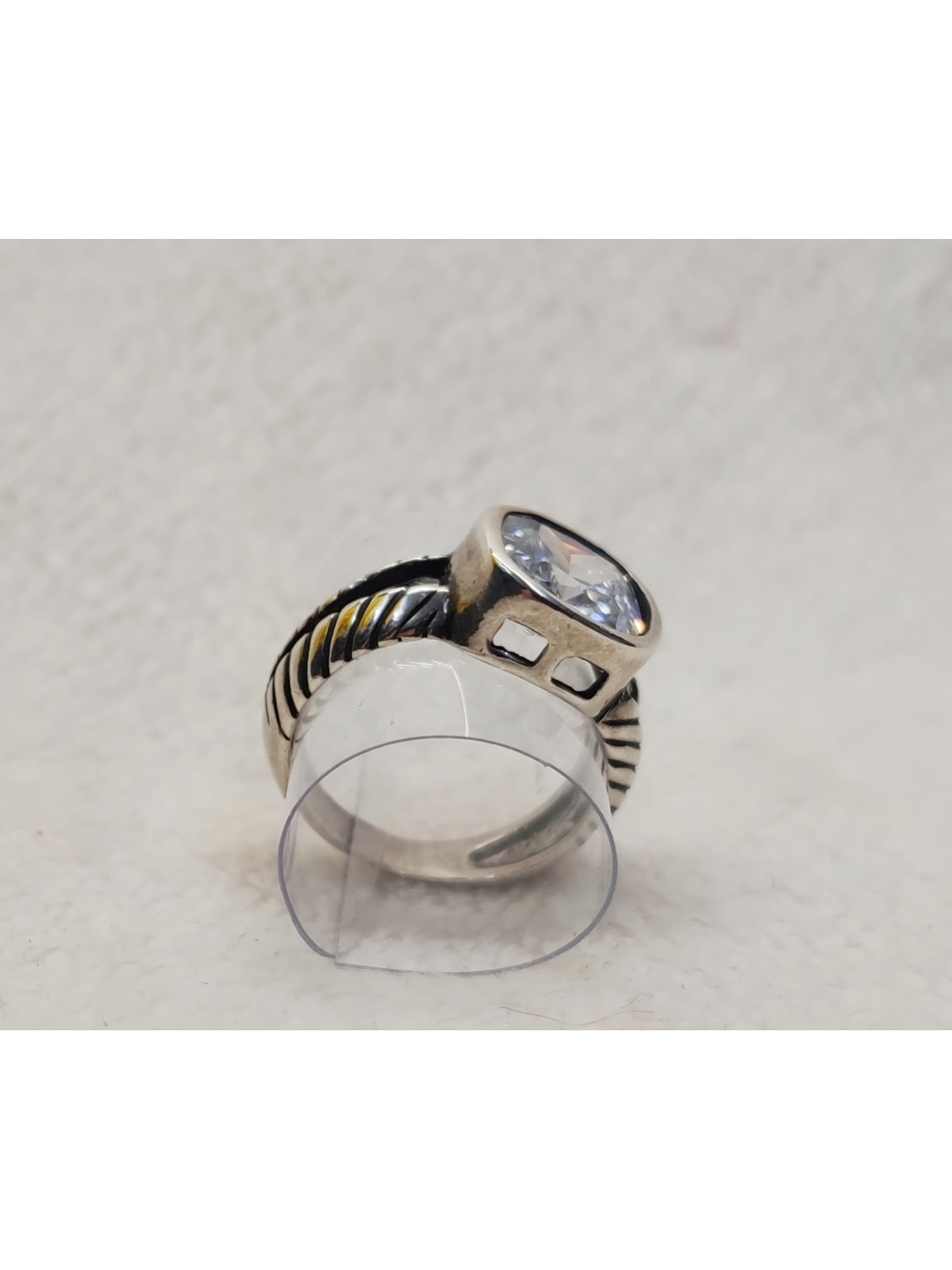 ANILLO DE PLATA  CON ELEMENTO  SWAROVSKI