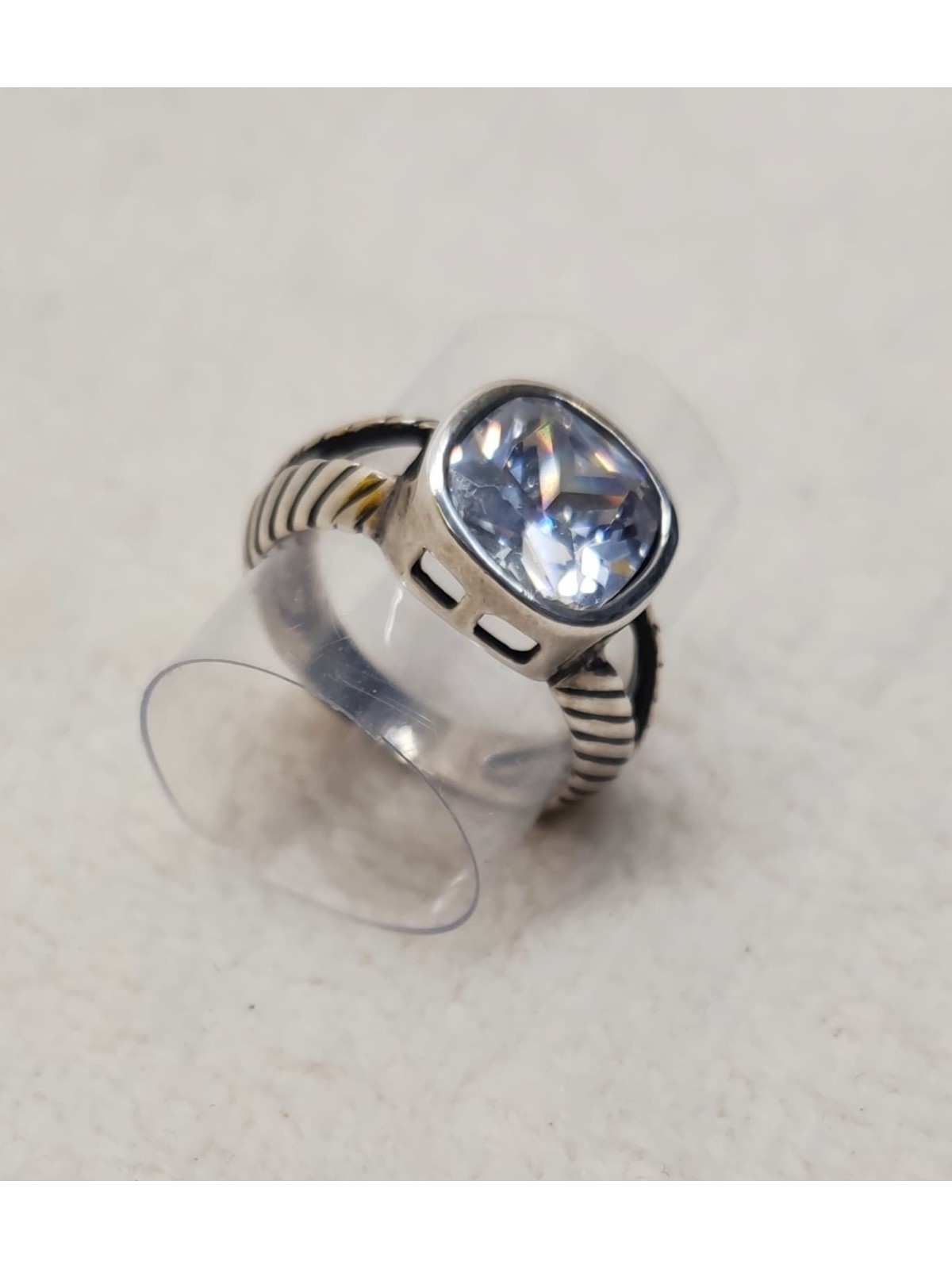 ANILLO DE PLATA  CON ELEMENTO  SWAROVSKI