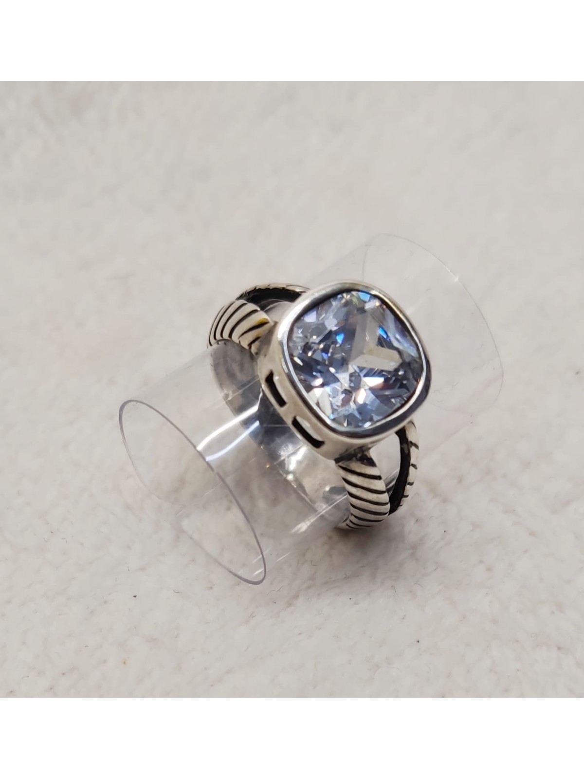 ANILLO DE PLATA  CON ELEMENTO  SWAROVSKI