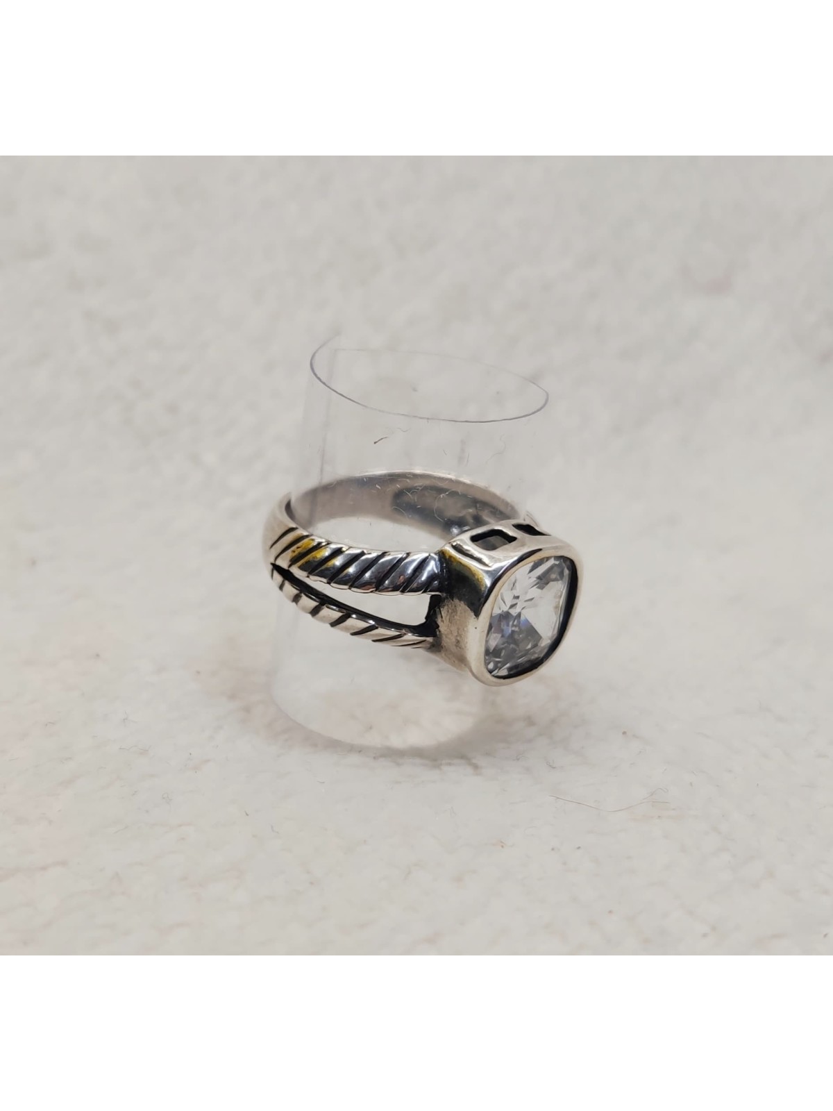 ANILLO DE PLATA  CON ELEMENTO  SWAROVSKI