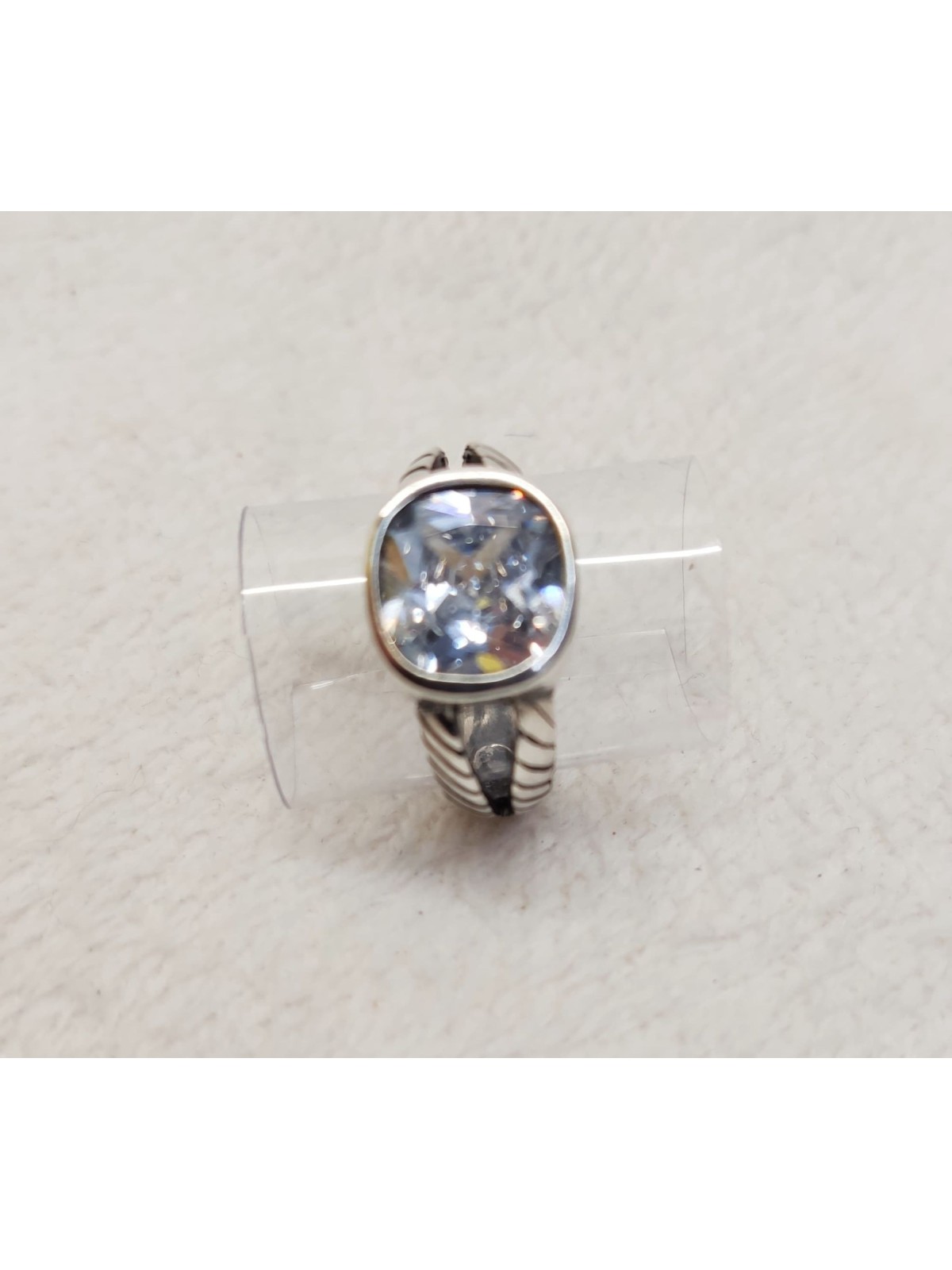 ANILLO DE PLATA  CON ELEMENTO  SWAROVSKI