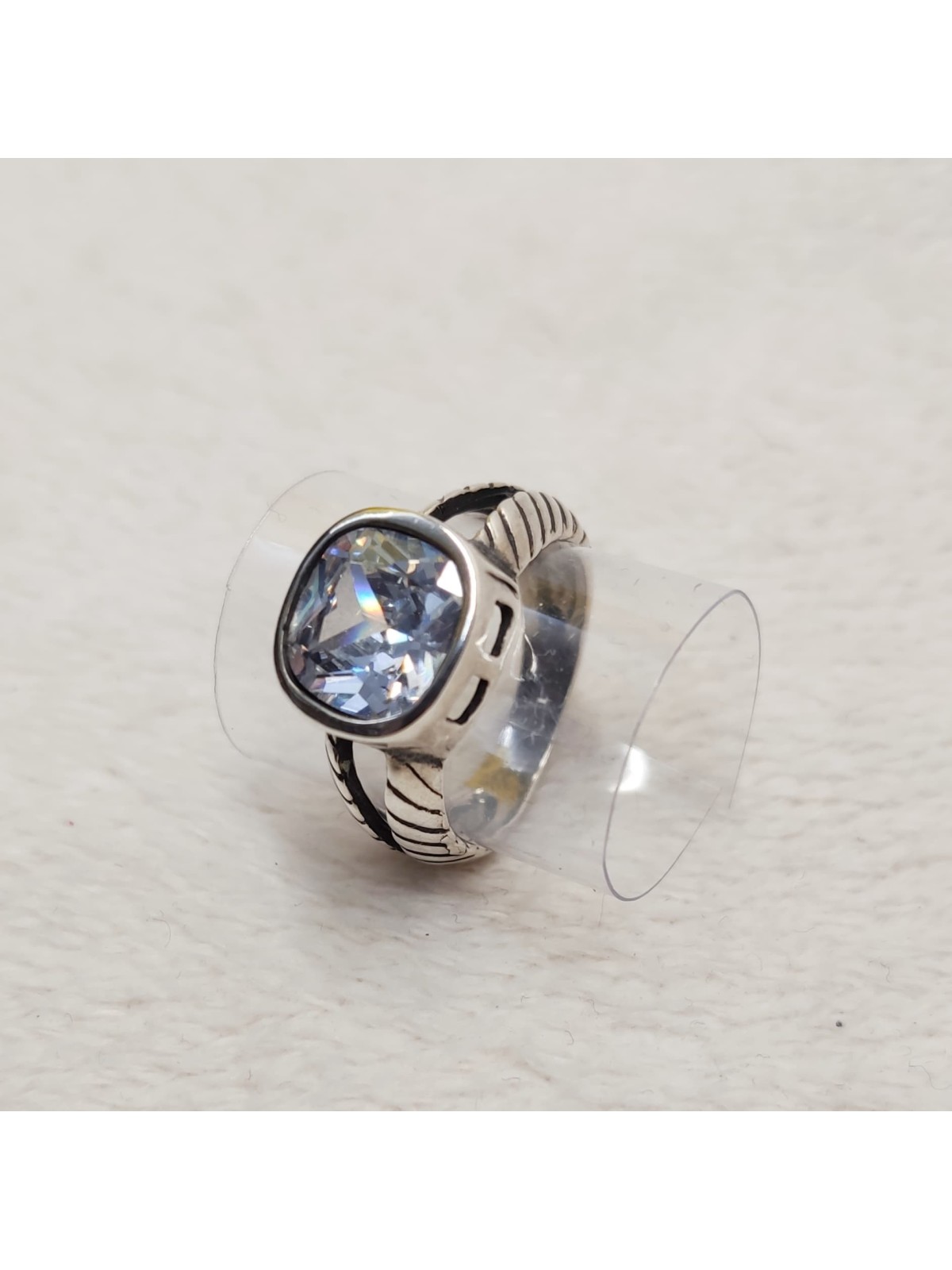 ANILLO DE PLATA  CON ELEMENTO  SWAROVSKI